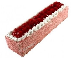 4-6 Kişilik Çilekli Baton Yaş Pasta Çikolata Dolu Mutlu Yıllar