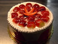 4-6 Kişilik Yaş Pasta - Çilek ve Şık Sunum